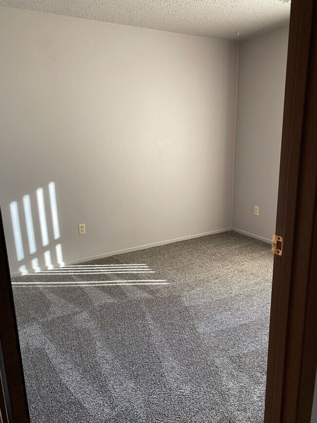 Building Photo - Beautiful, Spacious 3 bed Condo