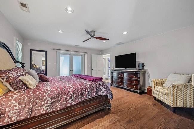 Building Photo - Gorgeous, Fully furnished 3 Bed 3.5 bath h...