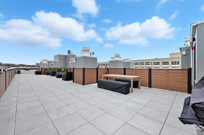 Building Photo - 303 Madison St