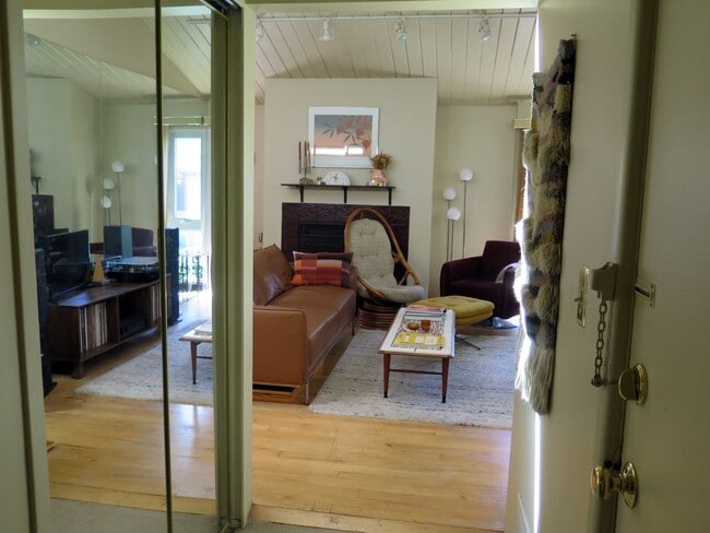 Building Photo - Two-Bedroom Condo| Parking + WiFi Included!