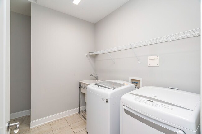 Building Photo - 4935 Willow Bluff Cir