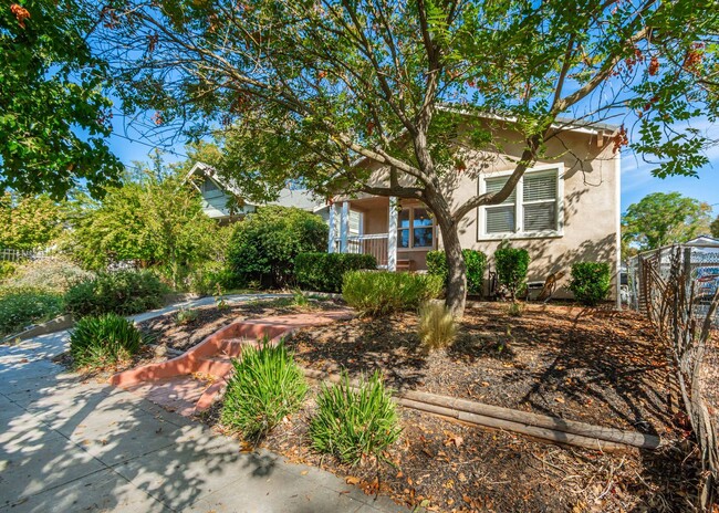 Building Photo - Adorable 3 Bedroom 2 Bath