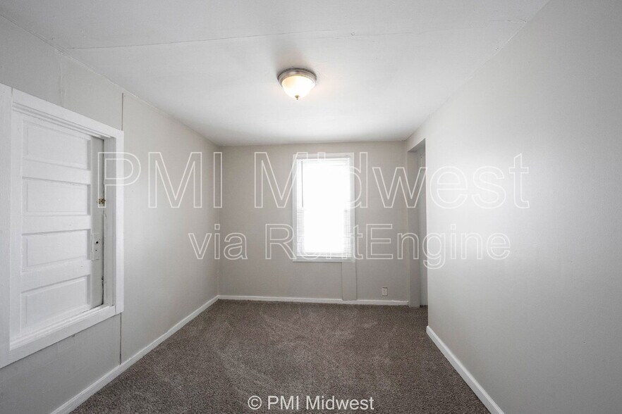 Building Photo - 2011 Applegate St