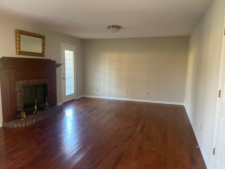 Living Room - 215 Apple Rdg
