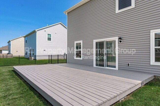 Building Photo - 214 Sterndale Dr