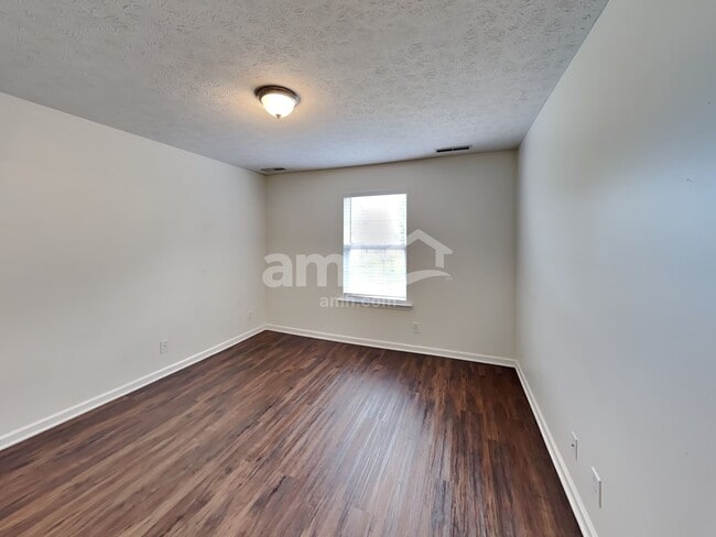 Building Photo - 204 Creekwood Dr