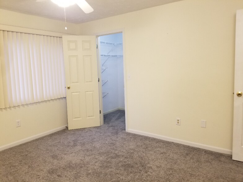 Building Photo - 400 Lakeview Dr