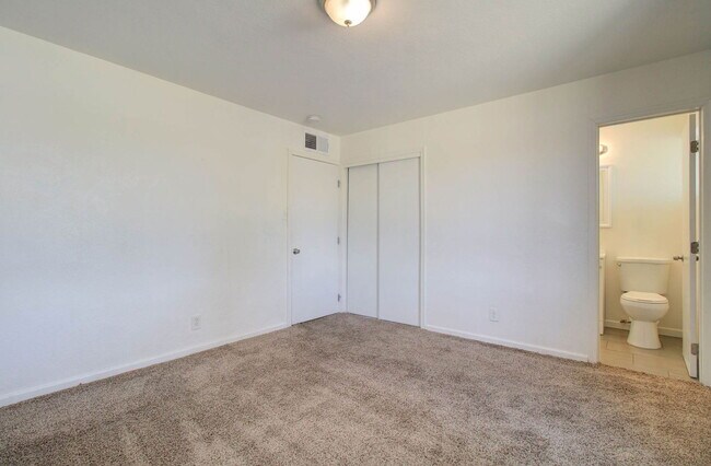 Building Photo - 5657 N 39th Ave