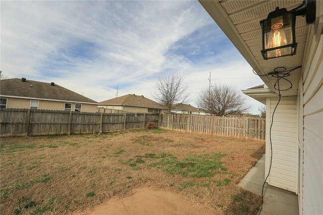 Building Photo - 900 SW River Rock St