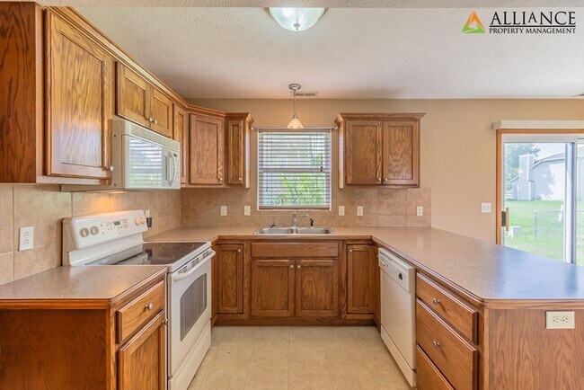 Building Photo - Spacious Duplex ~ Open Kitchen with Breakfast Bar!