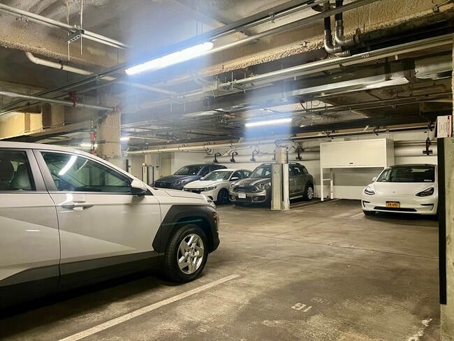 Building Photo - 305 Webster Ave