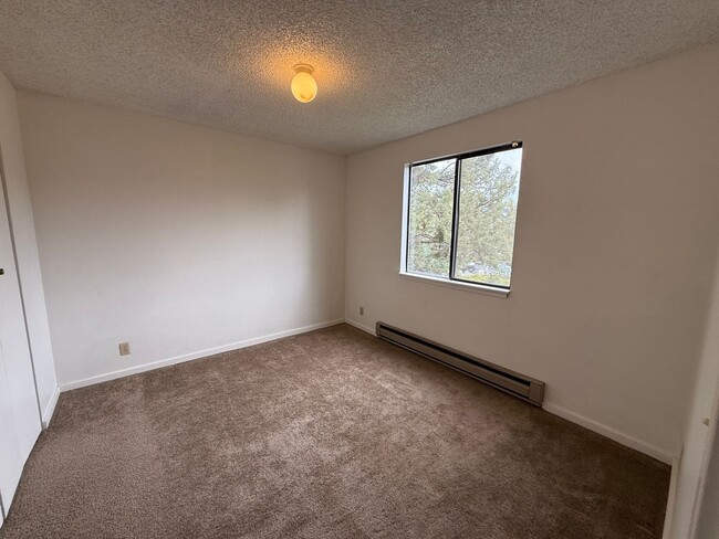 Building Photo - NE Bend 2bed/1.5bath Townhome Near St Charles with Garage