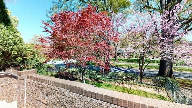 Building Photo - 420 Queens Rd