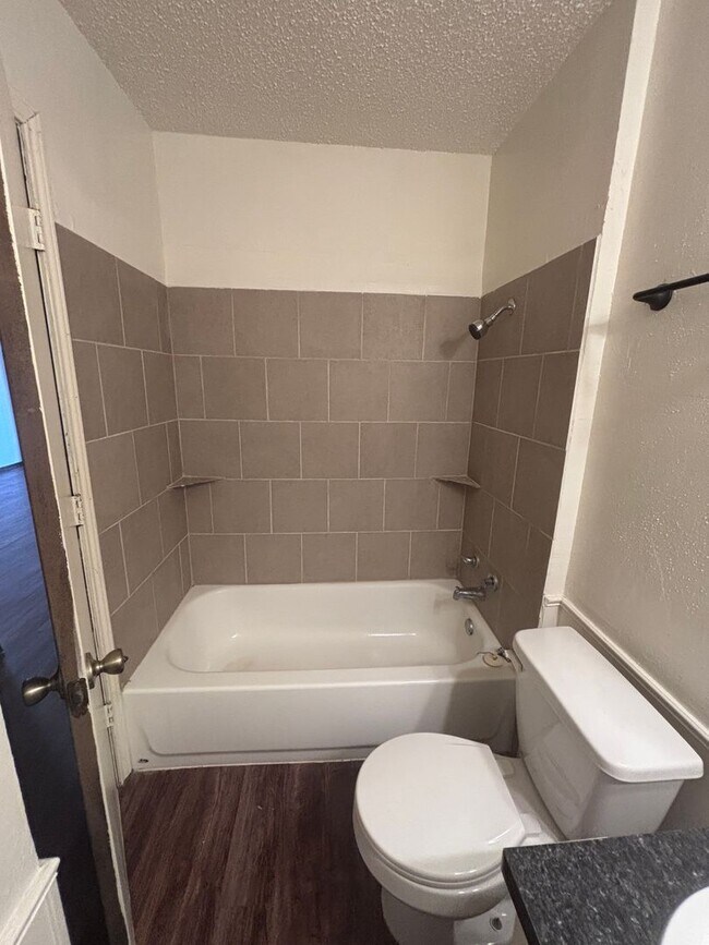 Building Photo - Cute 2 bed, 2 bath duplex in Noble, OK