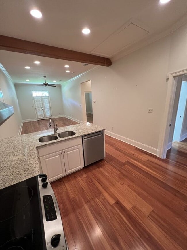 Building Photo - Trendy, 2 bedroom, 2 bathroom townhouse lo...