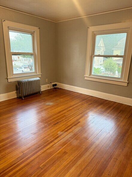 Living room photo 1 - 836 W 6th St