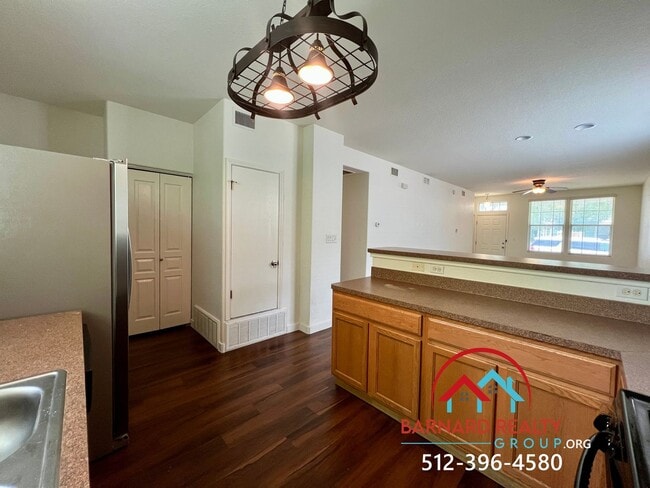 Building Photo - Available Now: Bright and Inviting 2 Bed, ...