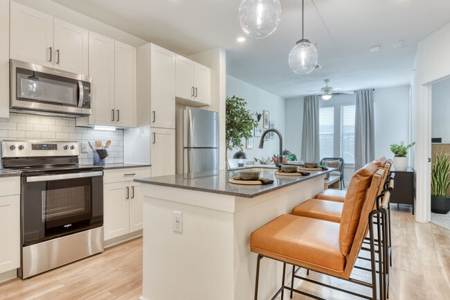 Building Photo - Gateway to Gruene