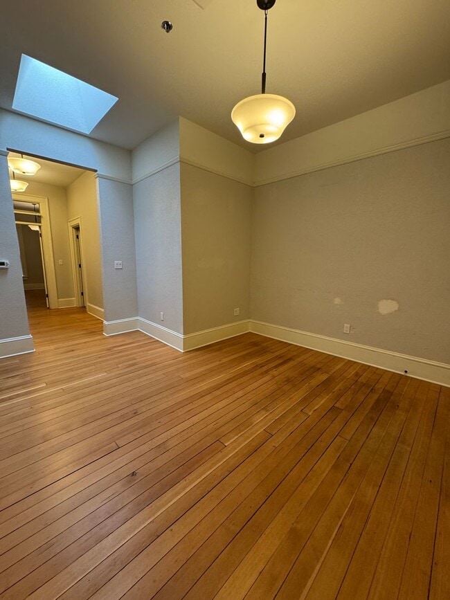 Building Photo - Beautiful 1 bed/1 bath apartment with tons of charm!