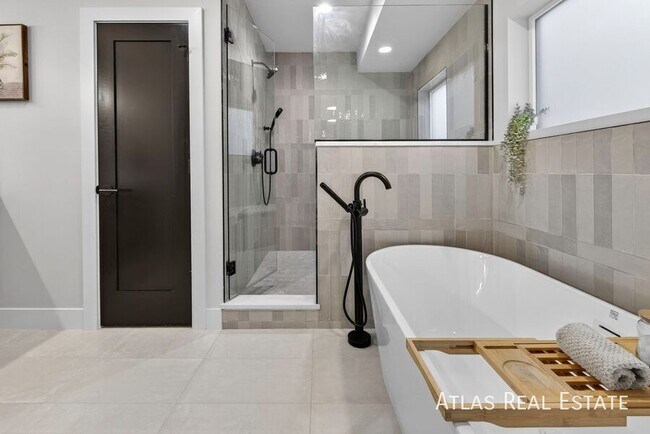 Building Photo - 830 Cherry St