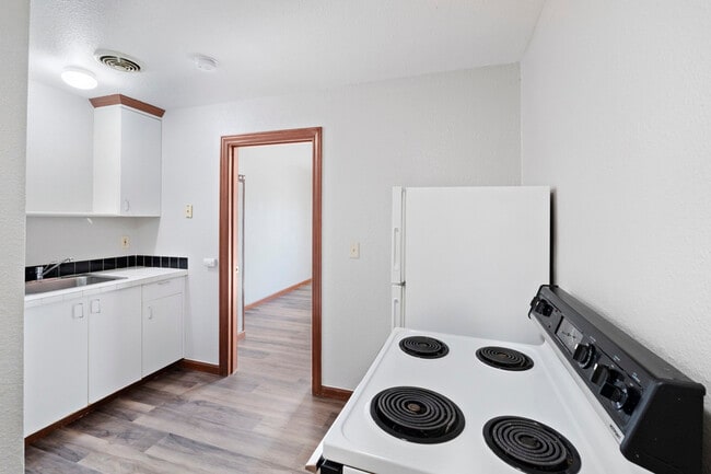 Building Photo - 403 1/2 Garfield St S-19