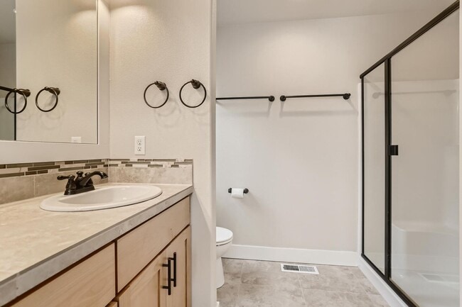 Building Photo - Elegant Orenco Home with Granite Kitchen, Fireplace & Private Greenspace