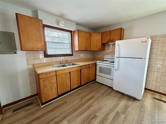 Building Photo - 834 E Cross St