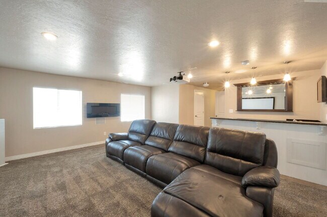 Building Photo - Resort-Style Living near Traverse Mountain