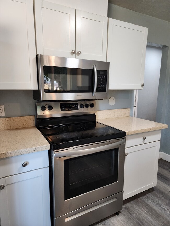 kitchen - 1994 Baugh St
