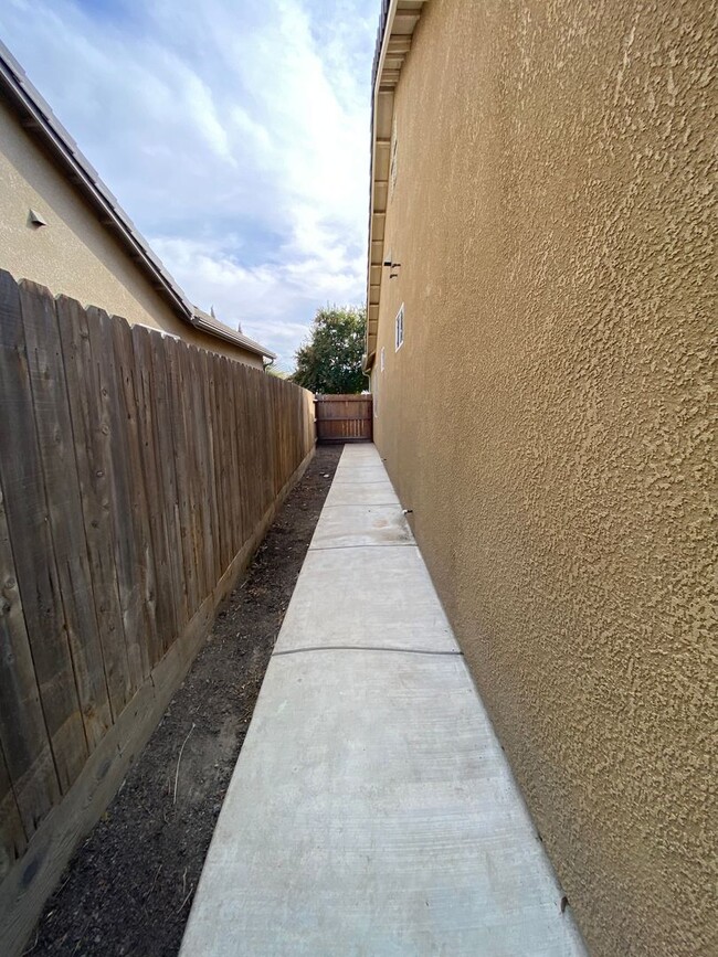 Building Photo - NW Visalia Home Available now, October SPE...