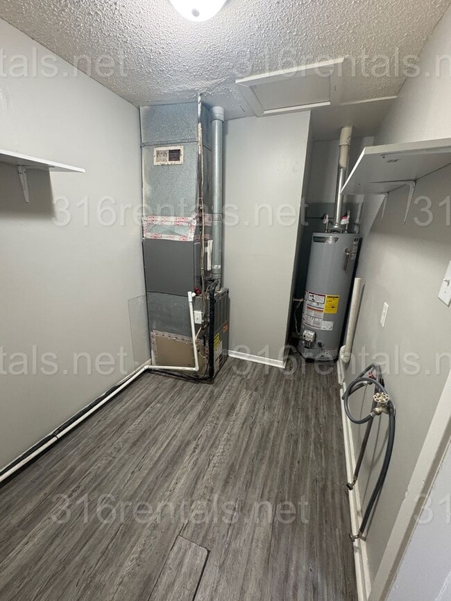Building Photo - $950 - 3 bedroom / 1 bathroom - Single Fam...