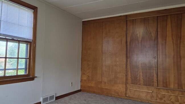 Building Photo - Large 2 Bedroom Upper Apartment in Menasha WI