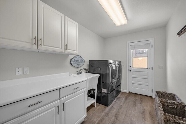 Building Photo - Newly Renovated Furnished 3BR/1BA Downstairs Unit with Pool Access in South Kihei