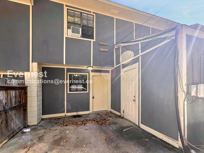 Building Photo - 1800 Labette Manor Dr