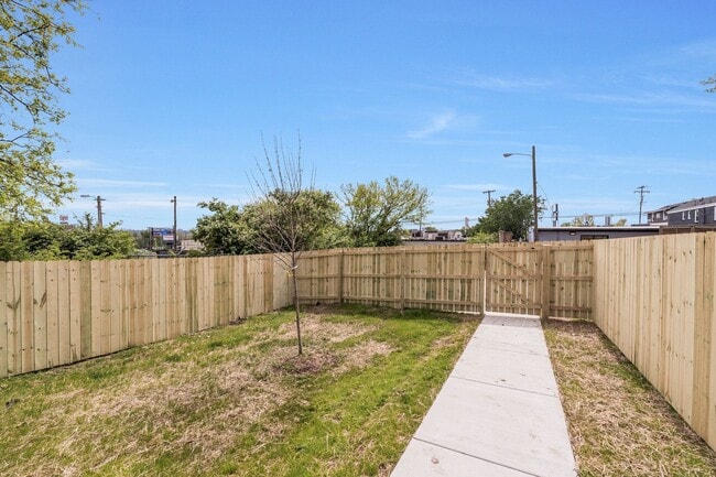 Building Photo - 3203 Resha Ln