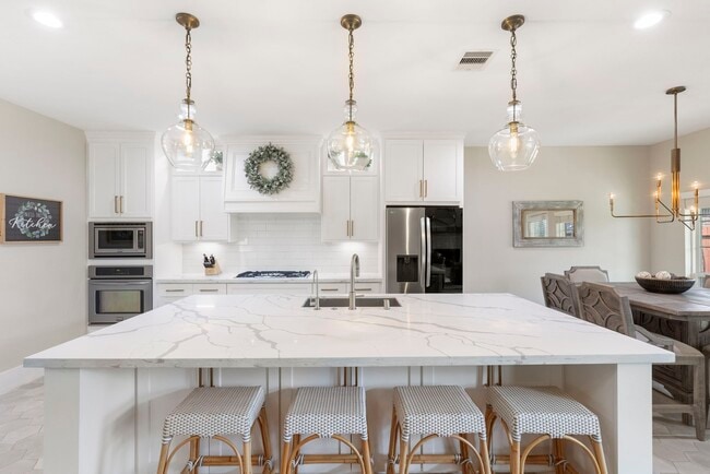Building Photo - 6223 Pinewood Heights Dr