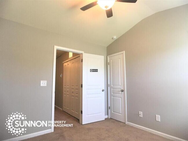 Building Photo - Updated 2 Bed, 2.5 Bath Townhome!