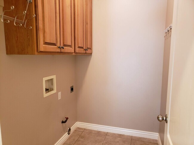 Building Photo - Beautiful 4 bed 2 bath home with 3 car gar...
