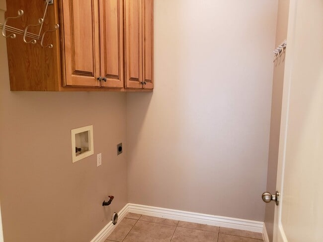 Building Photo - Fenced 4 bed 2 bath home with 3 car garage...