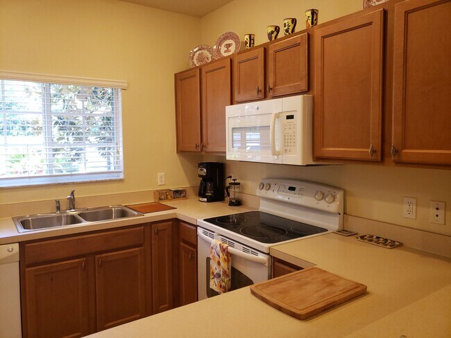 Building Photo - Lakeside Village Townhouse 2 Bedroom  2.5 Bath Available for Short-Term Rental