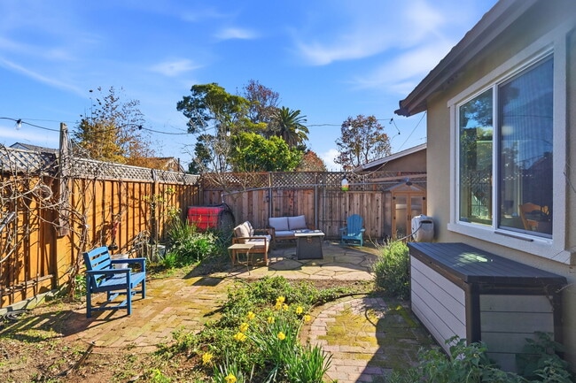 Building Photo - 820 Almar Ave