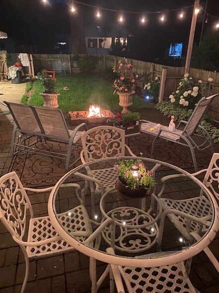 Building Photo - 305 Oak St