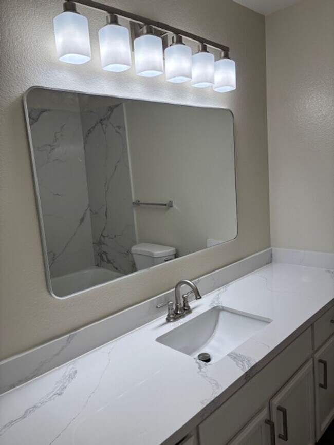 Building Photo - Lovely Pleasanton Townhouse