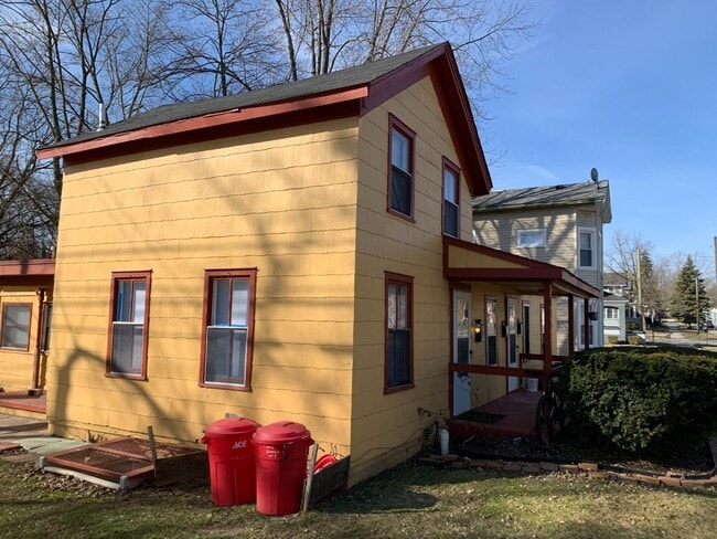 Building Photo - 413 Emmet St