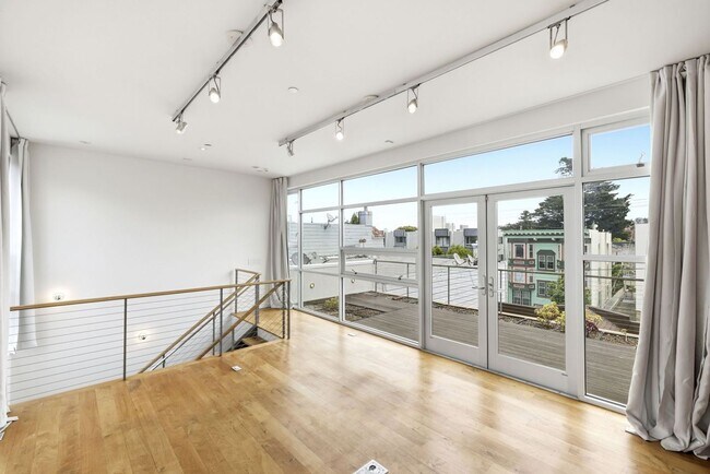 Building Photo - 1076 S Van Ness Ave