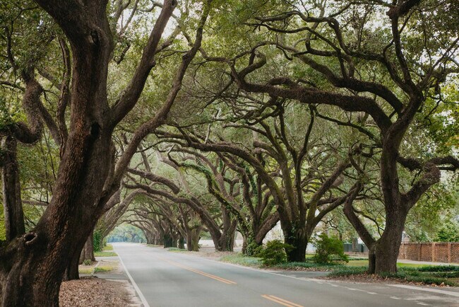 Building Photo - 946 Magnolia St SE