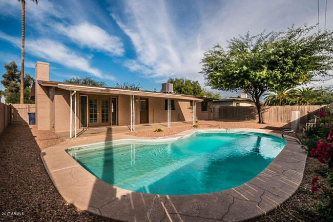 Building Photo - COMPLETELY REMODELED 4 BEDROOM, 2 BATH TEM...