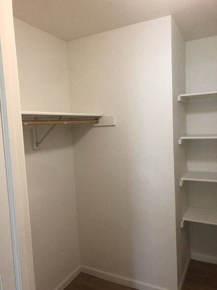 Walk in closet - 632 Westwynd Ct