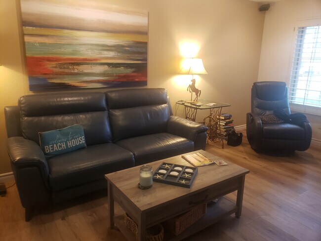 Building Photo - 4564 Beverly Glen Dr