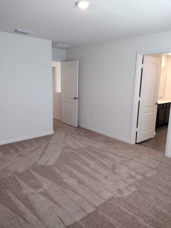 Building Photo - Beautiful 4 bedroom 2.5 Bathroom House For...